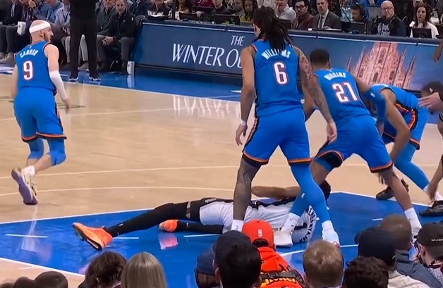 开云官网-滑了下！文班强攻转身倒地丢球失误 雷霆抢断速推反击